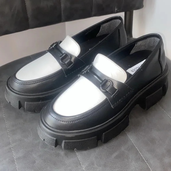 Steve Madden Loafers. Black and White chunky loafer. Size 7.5 - Picture 5 of 5